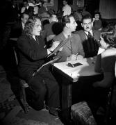 Dessinateur sourd-muet à La Coupole, Montparnasse, Paris, 1930-1940