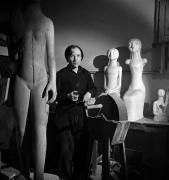 Anton Prinner sculpte dans son atelier de la rue Pernety, Paris, 1946