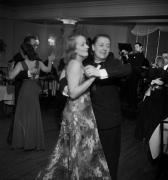 Marlène Dietrich et son mari Rudolf Sieber, au fond Stéphane Grappelli au violon, au Big Apple, 73 rue Pigalle, Paris, 1938