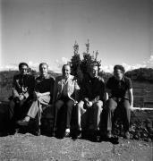Joseph Kosma, Jacques Prévert, Marcel Carné, Jean Gabin et Alexandre Trauner à la Colombe d’Or à Saint-Paul-de-Vence en 1945