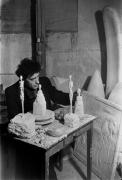 Alberto Giacometti dans son atelier avec un plâtre de Simone de Beauvoir,Paris,1946  Rue Hippolyte Maindron
