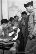 Soldats tahitiens du Bataillon du Pacifique, Paris, 1945  - (de gauche à droite)  Frédéric Tefaafana, Teriitemoehau Taoa, Teriitemoehau Pihahuna, Marama Tiaihau, Revatua Teupootahiti et un autre soldat non identifié