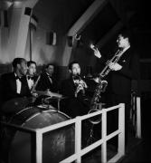 Club Le Ponton 2 à Montparnasse, Paris, 1934 avec Harry Cooper (à la trompette) et ses As du Rythm - Billy Taylor (batterie), Alix Combelle (saxo), Booker Pittman (clarinette) et Bill Walton (piano)