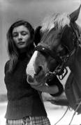 Barbara (Anouk Aimée) tire son cheval, attelé à une charette chargée de varech dans "La Fleur de l'âge" de M. Carné et J. Prévert, Belle-Ile, 1947