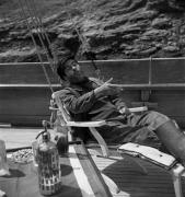 "Le Parisien" (Julien Carette), père de Barbara, s'introduit sur le yacht et sert de guide aux nouveaux arrivant dans "La Fleur de l'âge" de M. Carné et J. Prévert, Belle-Ile, 1947