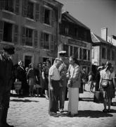 Discussion entre Marcel Carné, Arletty (Florence), Maurice Teynac (Michel Brabant) et Julien Carette ("Le Parisien", au premier plan) au cours d'une scène tournée sur le port du Palais dans "La Fleur de l'âge" de M. Carné et J. Prévert, Belle-Ile, 1947