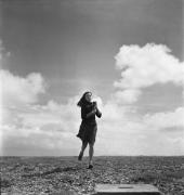 Barbara (Anouk Aimée) s'enfuit vers la falaise avec son chat Tulipe dans "La Fleur de l'âge" de M. Carné et J. Prévert, Belle-Ile, 1947