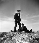 Dodoche (Pierre Trabaud) et Petit-Louis (Serge Reggiani) en cavale, surveillent la côte dans "La Fleur de l'âge" de M. Carné et J. Prévert, Belle-Ile, 1947