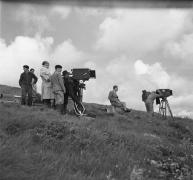 Marcel Carné fait le point, l'œil à la caméra dans "La Fleur de l'âge" de M. Carné et J. Prévert, Belle-Ile, 1947