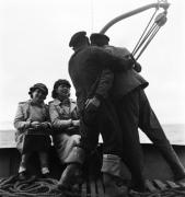 Figurants et techniciens sur la navette de Quiberon à Belle-Île dans "La Fleur de l'âge" de M. Carné et J. Prévert, Belle-Ile, 1947
