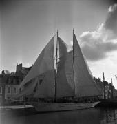 Le somptueux yacht "Le Valrosa" accoste sur le quai du port du Palais dans "La Fleur de l'âge" de M. Carné et J. Prévert, Belle-Ile, 1947