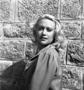 Martine Carol (Bobette Minou), personnage secondaire du film, pose pour Émile Savitry dans "La Fleur de l'âge" de M. Carné et J. Prévert, Belle-Ile, 1947