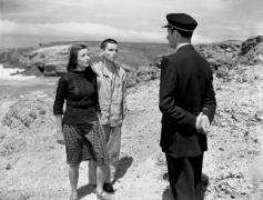 M. Garnier (Paul Meurisse), gardien chef du pénitencier surprend Barbara (Anouk Aimée) et Pierrot (Claude Romain) dans "La Fleur de l'âge" de M. Carné et J. Prévert, Belle-Ile, 1947