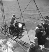 Marcel Carné dirige une scène à partir d'un ponton dans "La Fleur de l'âge" de M. Carné et J. Prévert, Belle-Ile, 1947